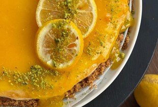 Лимонний торт з маковим бісквітом і мусом - рецепт святкової випічки