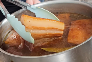 Грудинка як копчена вдома: рецепт у цибулинній заливці без копчення