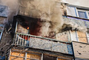 Пряме влучання дрона в багатоповерхівку в Харкові: вогонь охопив 2-5 поверхи, є поранені (фото)