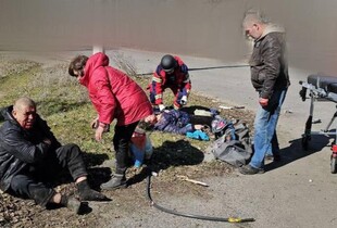 Росіяни вдарили дроном по маршрутці у Херсоні: в ОВА показали відео перших хвилин після атаки