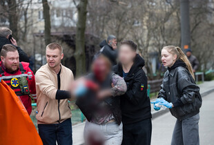Першими прийшли на допомогу: у Дніпрі патрульні у вихідний рятували людей після прильоту
