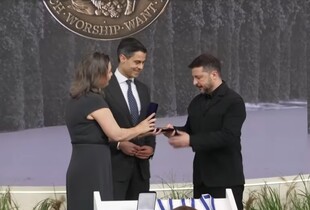 Зеленського і український народ нагородили премією Four Freedoms Award в Нідерландах - відео