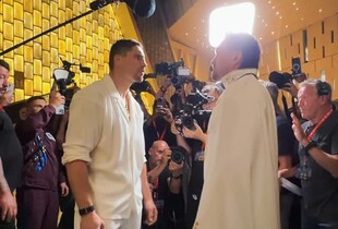 Усик та Верховен провели дуель поглядів перед пресконференцією (відео)