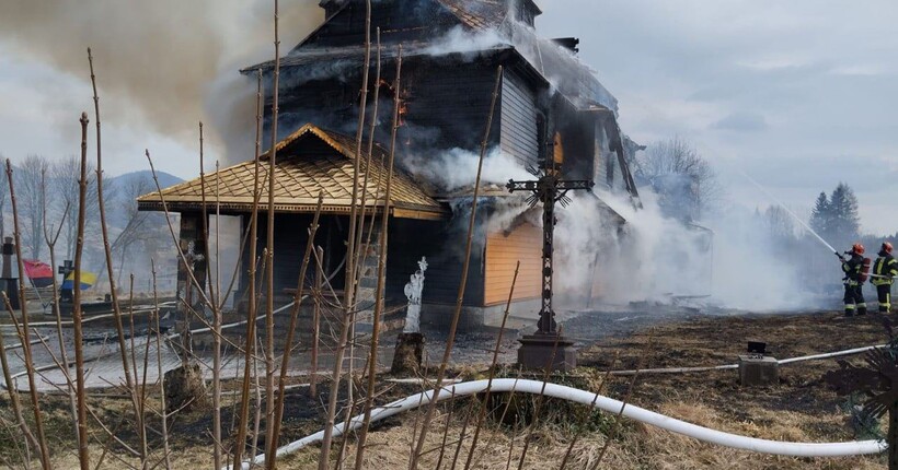 На Львівщині згоріла церква XIX століття: в ДСНС показали відео