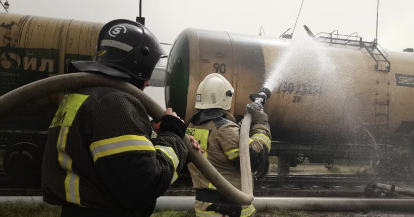 Під Сімферополем спалахнули залізничні цистерни з паливом, є жертва